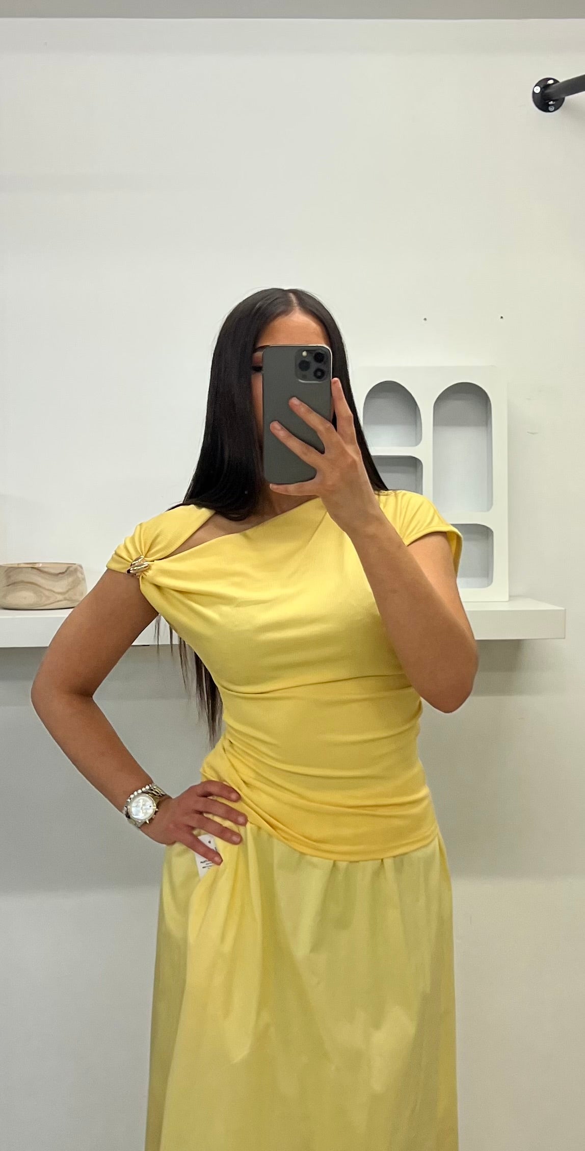 Haut jaune avec bijoux