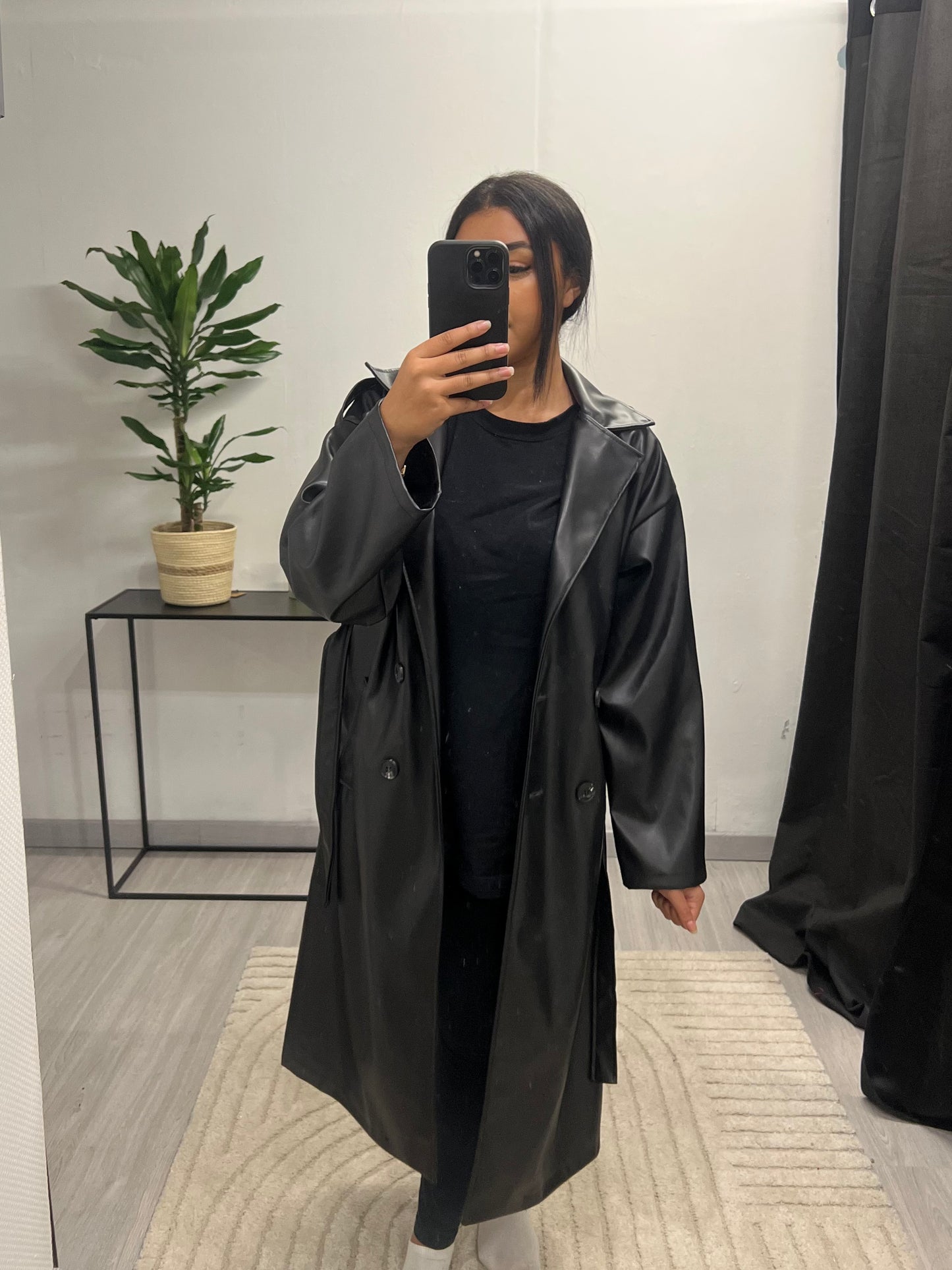 Trench en similicuir noir