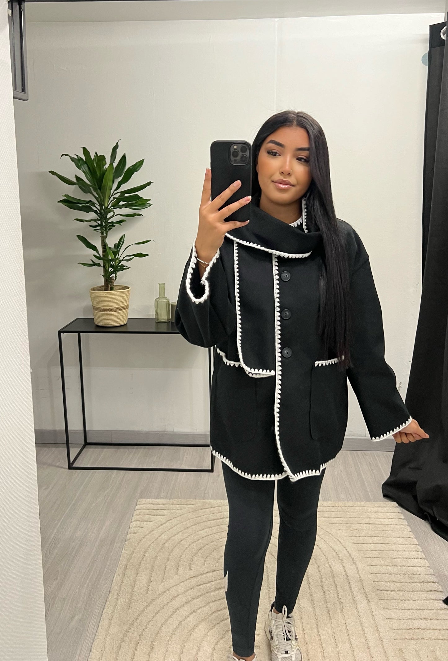 Veste avec écharpe intégrée noire