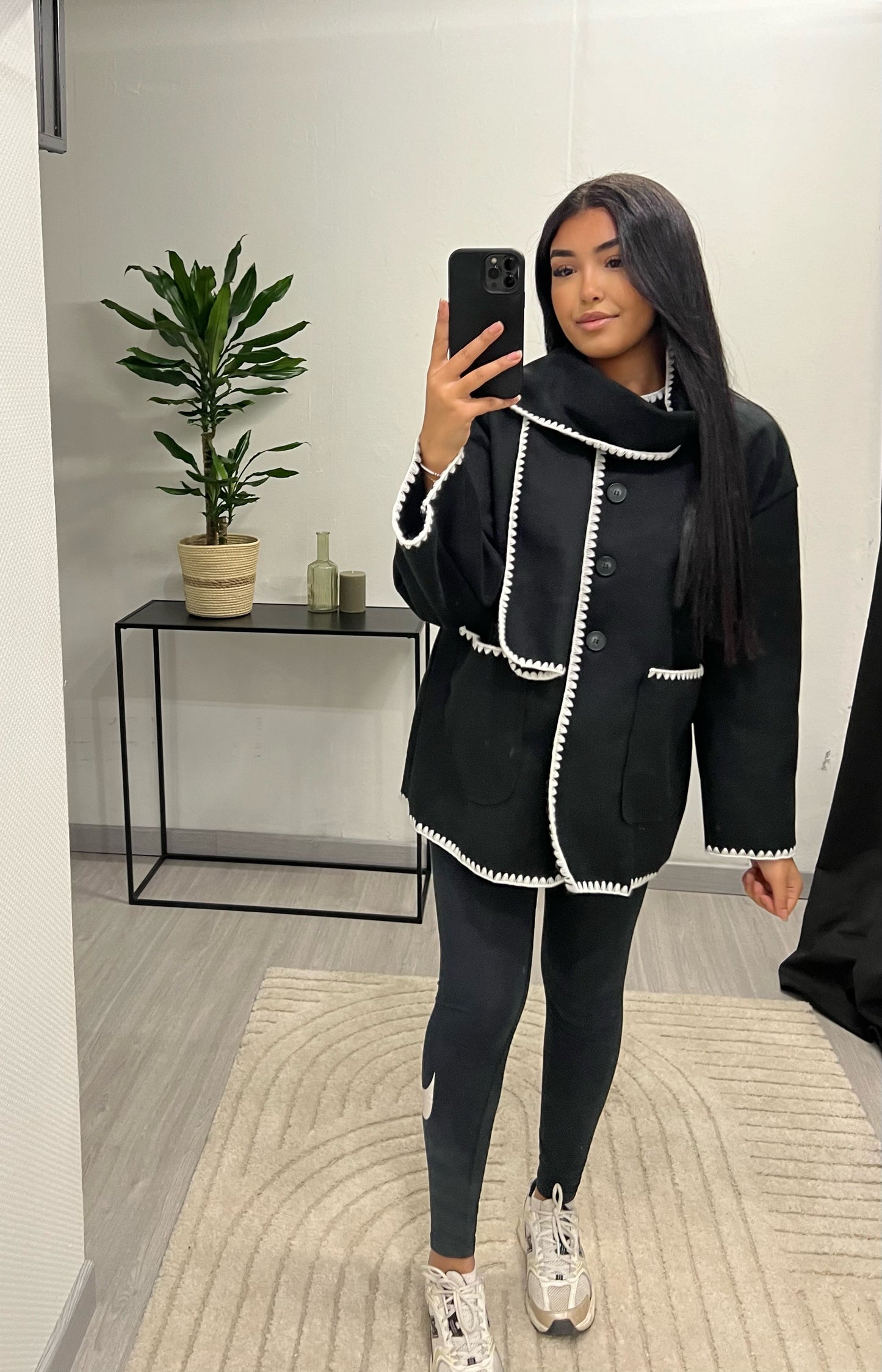 Veste avec écharpe intégrée noire