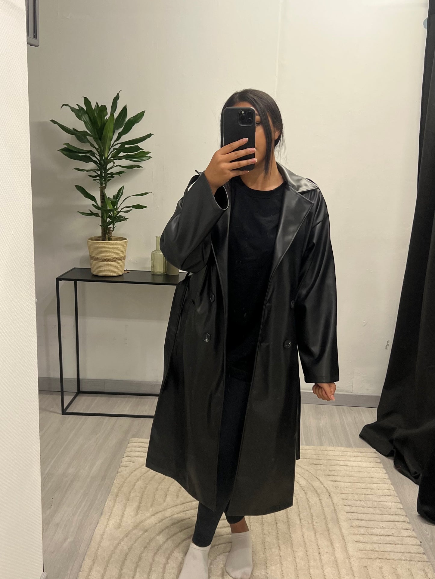 Trench en similicuir noir