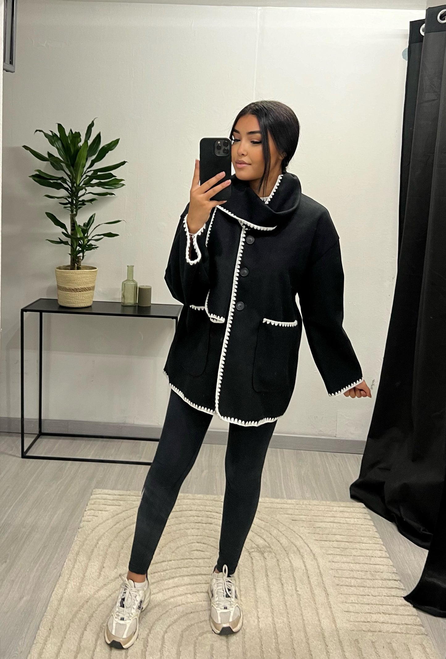 Veste avec écharpe intégrée noire